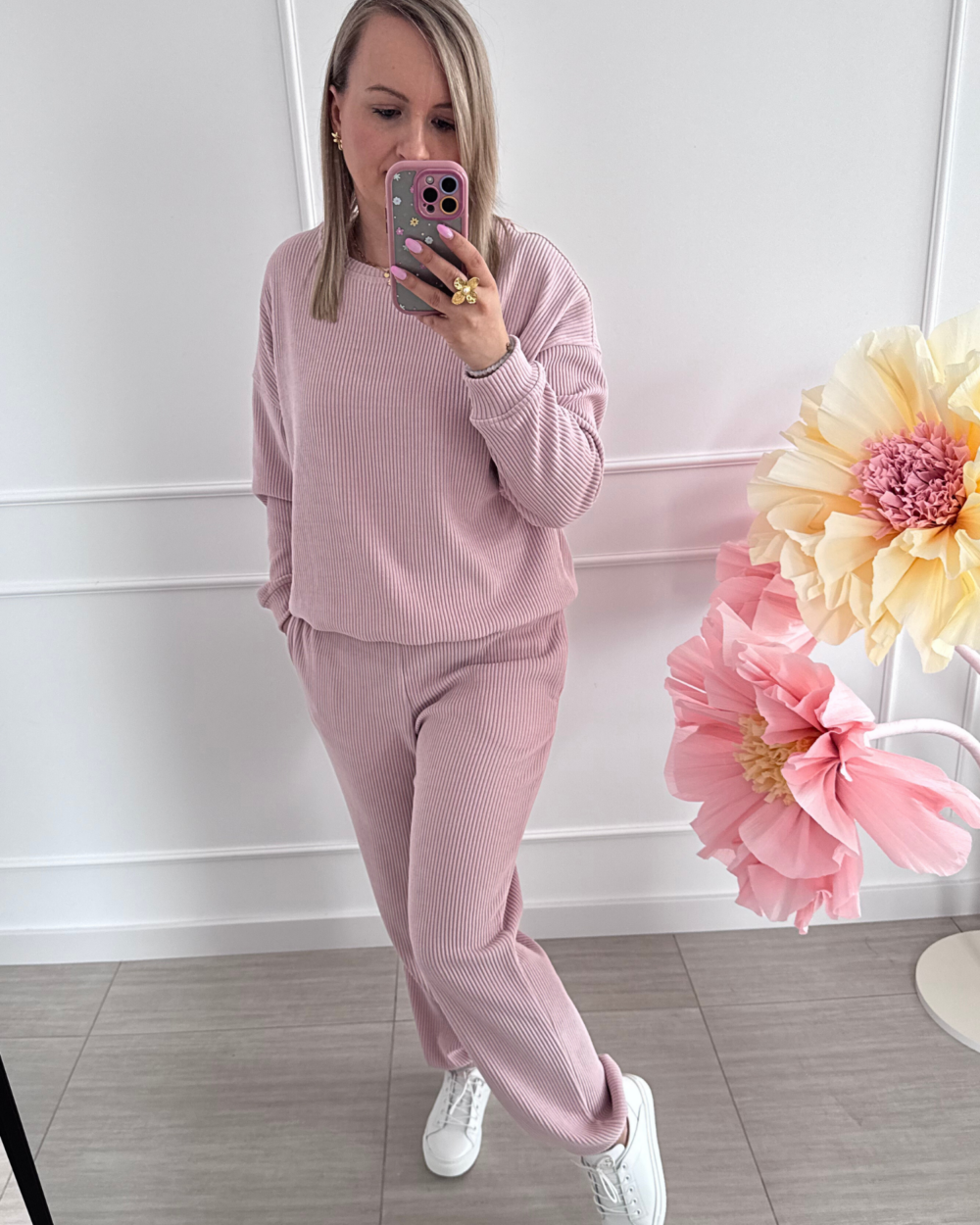 Stylowy i niezwykle komfortowy komplet dresowy- pudrowy róż