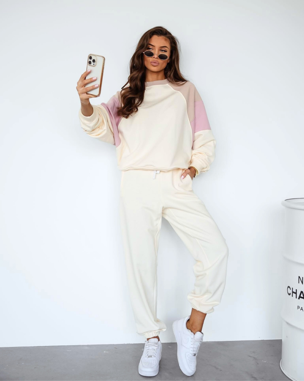 Klasyczne spodnie dresowe damskie ze ściągaczami- kokos