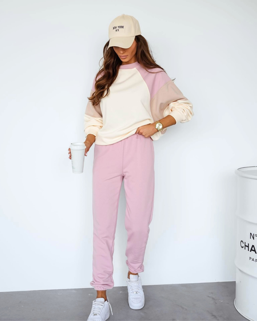 Klasyczne spodnie dresowe damskie ze ściągaczami- brudny róż