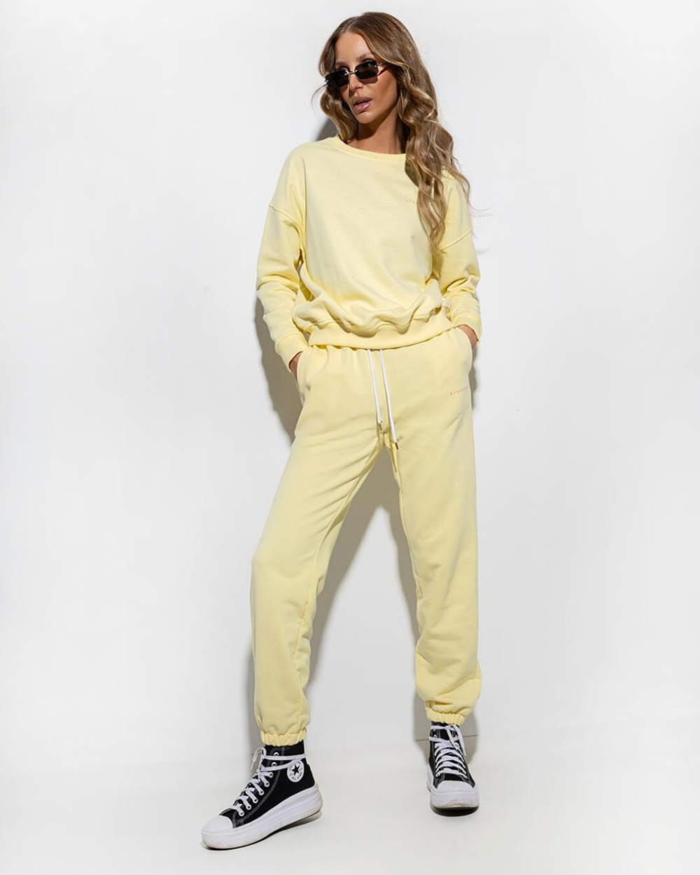 Spodnie dresowe damskie ze ściągaczami- pastelowy żółty