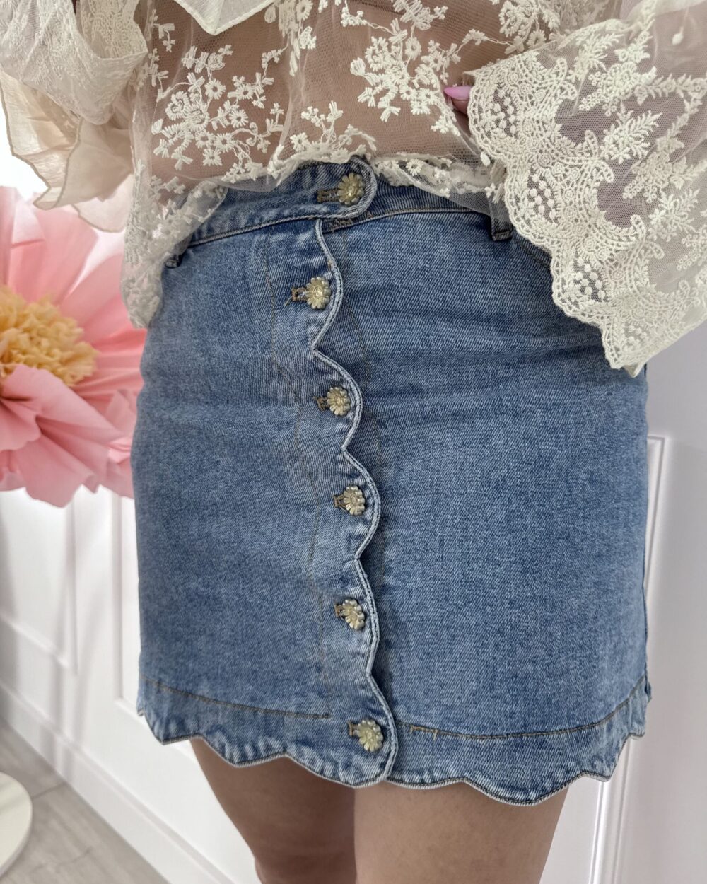 Jeansowa spódniczka mini z ozdobnymi guzikami