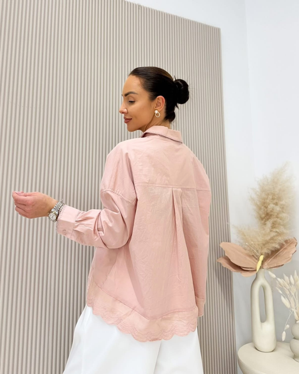 Lekka, elegancka koszula damska z ozdobnym dołem- różowa