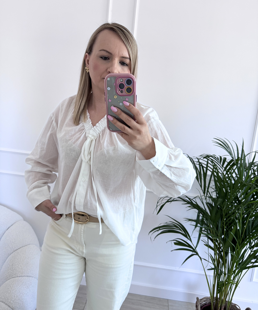 Lekka, elegancka koszula damska z ozdobnym dekoldem- biała