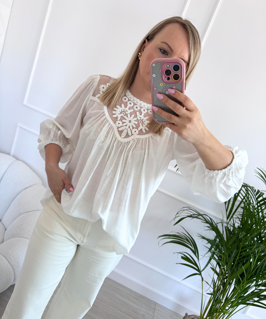 Bluzka z ozdobnym koronkowym dekoldem- biała