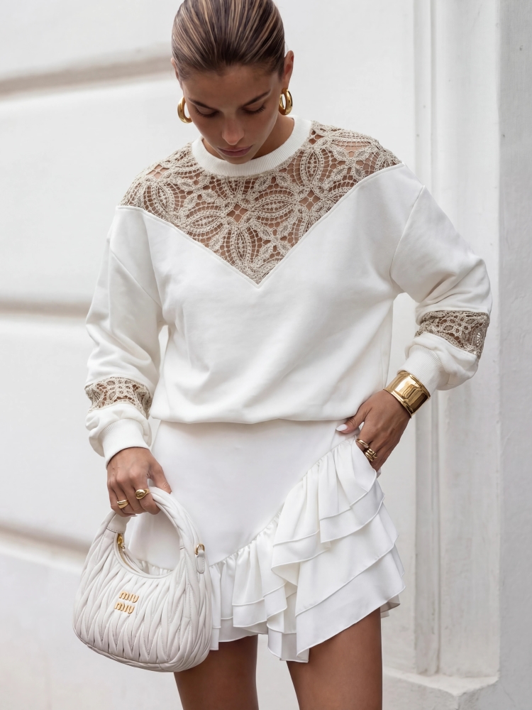 Bluza damska z ozdobną koronką- biała