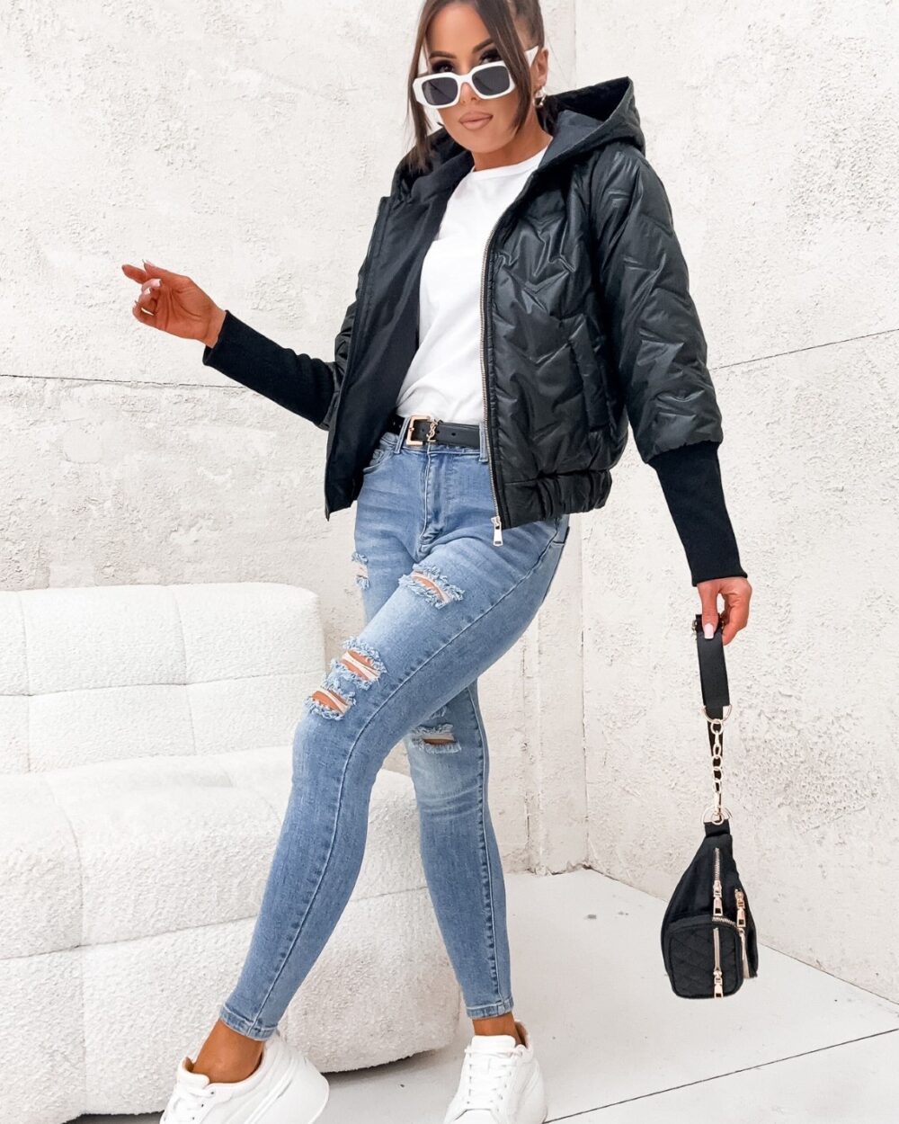 Lekko ocieplana kurtka z kapturem bomberka- czarna