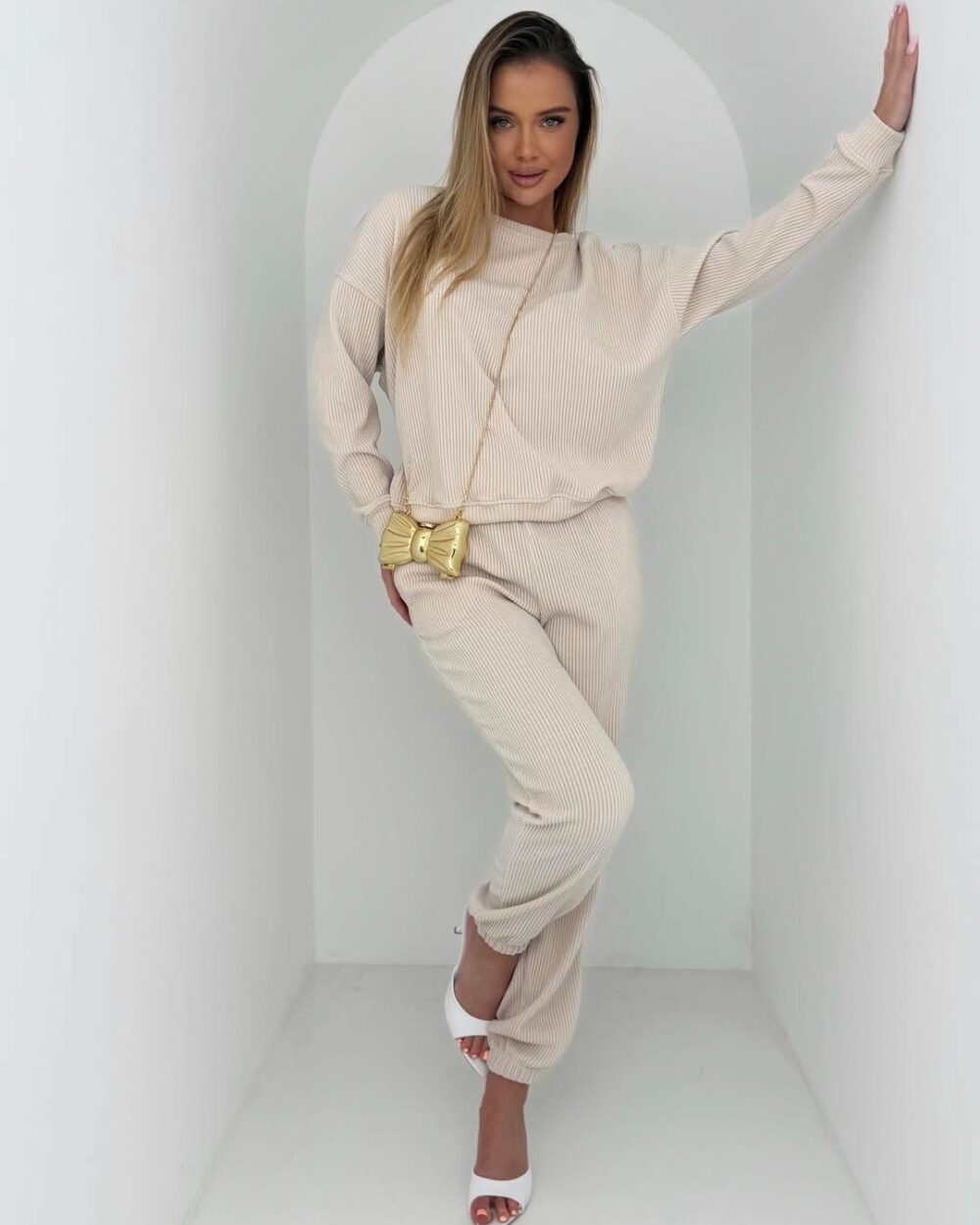 Stylowy i niezwykle komfortowy komplet dresowy- beż