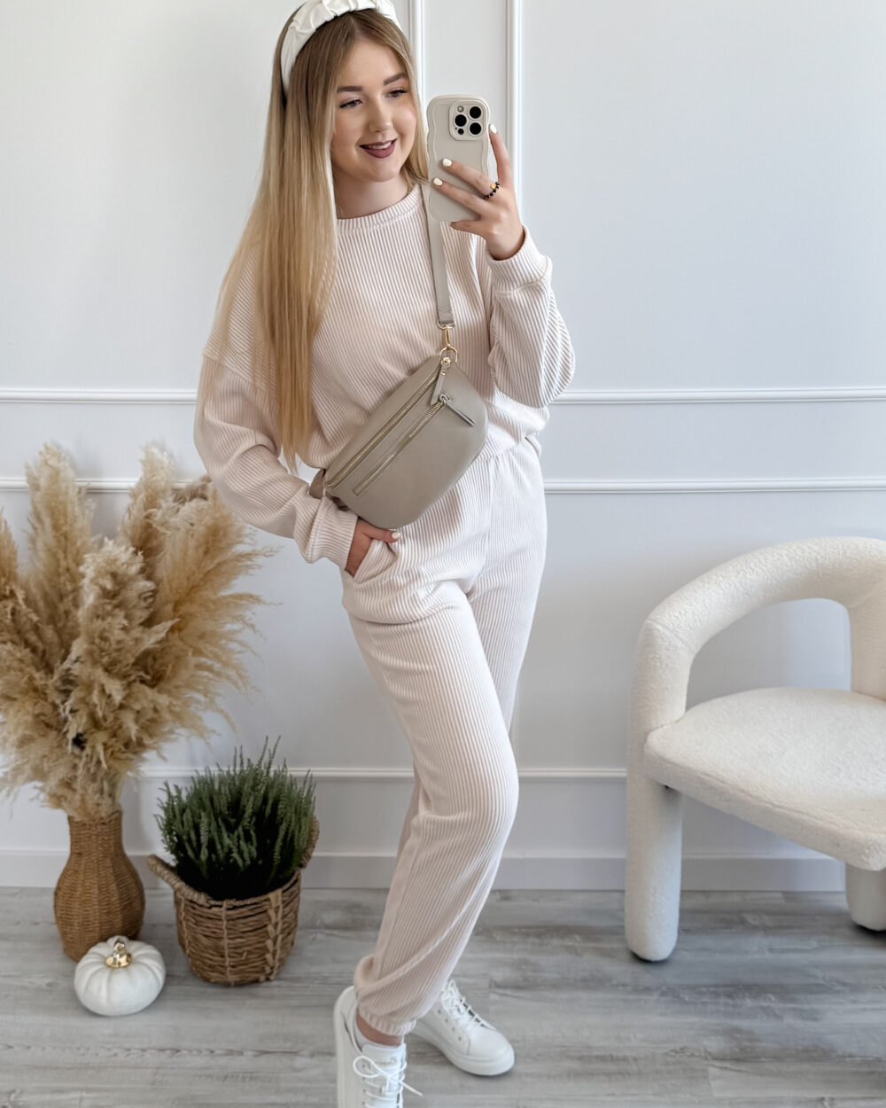 Beżowy dres damski prążkowany Stayhere – komplet bluza i spodnie