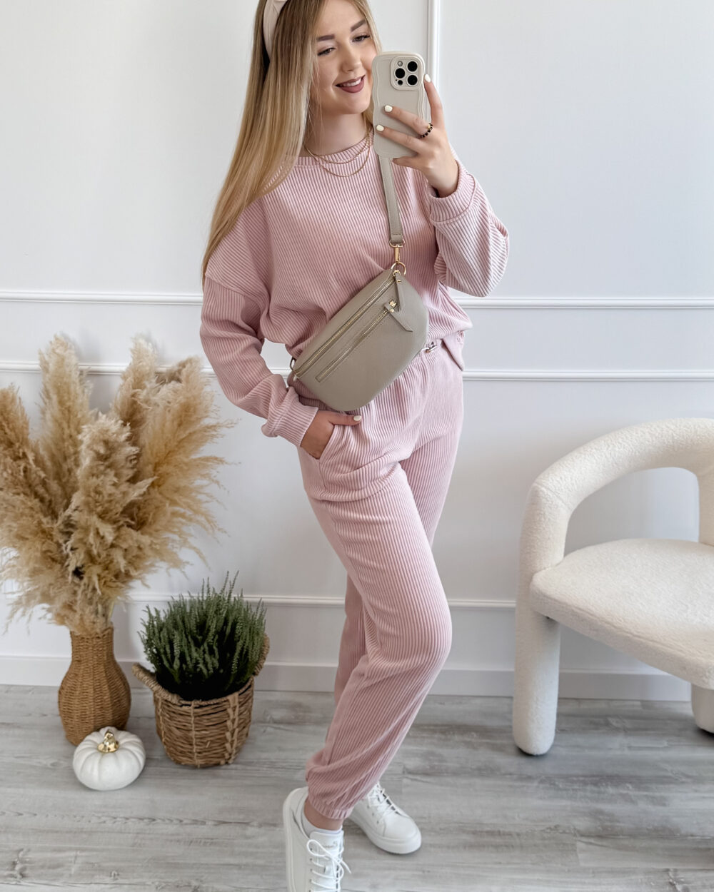 Różowy dres damski prążkowany Stayhere – komplet bluza i spodnie